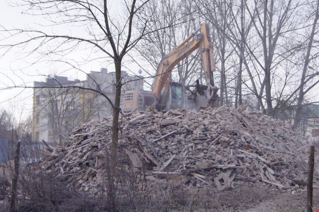 Wyburzenie kamienicy przy rondzie Gierka w Sosnowcu- fot. Monika Cygnarowska