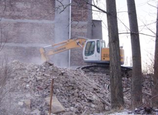 Wyburzenie kamienicy przy rondzie Gierka w Sosnowcu- fot. Monika Cygnarowska