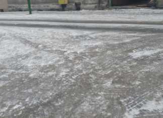 Oblodzony chodnik w Sosnowcu - fot. MC
