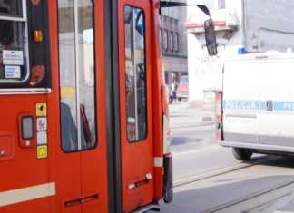 Kolizja tramwaju z samochodem osobowym - fot. MC