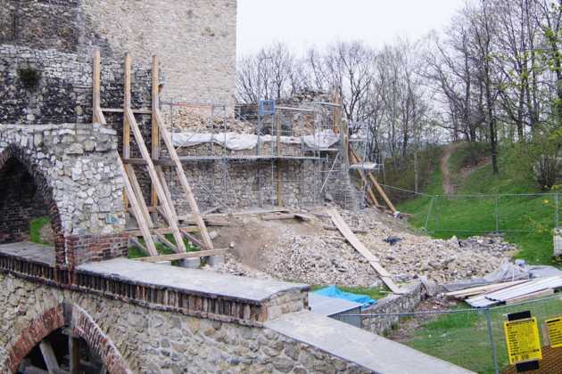 Trwa remont mur&oacute;w zamku - fot. MC