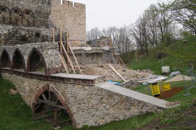Trwa remont mur&oacute;w zamku - fot. MC