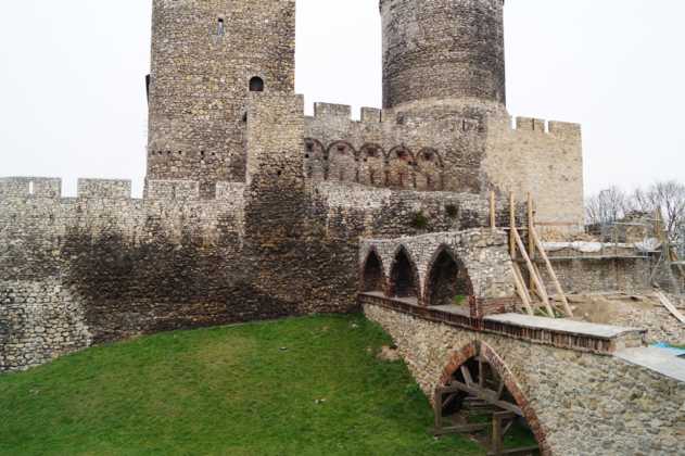 Trwa remont mur&oacute;w zamku - fot. MC