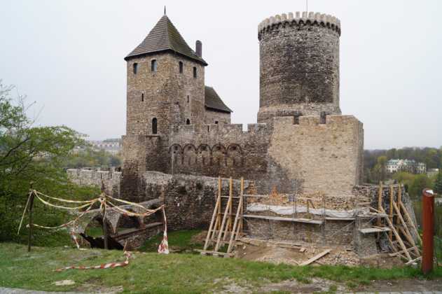 Trwa remont mur&oacute;w zamku - fot. MC