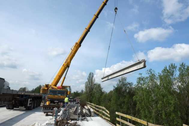 Zamontowano ostatnią belkę na S1 - fot. GDDKiA