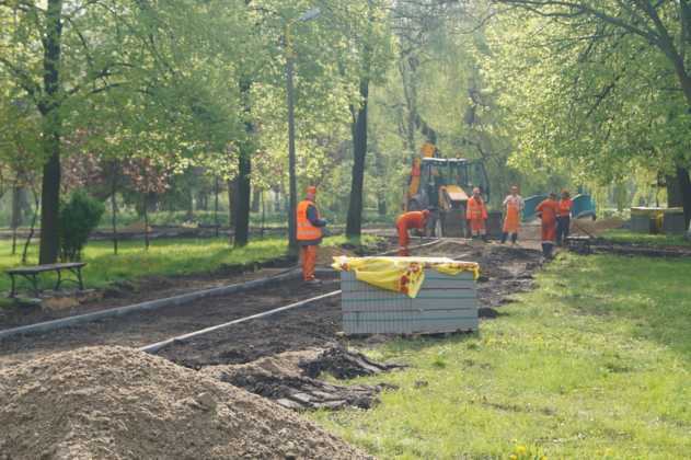 Budowa trasy dla rolkarzy w parku Sieleckim - fot. MC