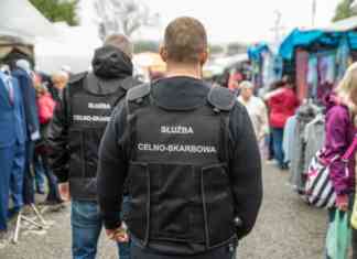 Kontrabanda na targowisku w Dąbrowie Górniczej - fot. Izba Administracji Skarbowej w Katowicach