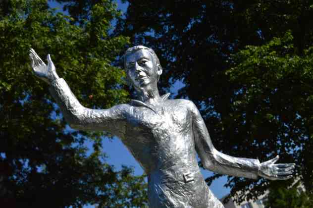 Odsłonięcie rzeźby młodego Janka Kiepury w parku Sieleckim – fot. MZ