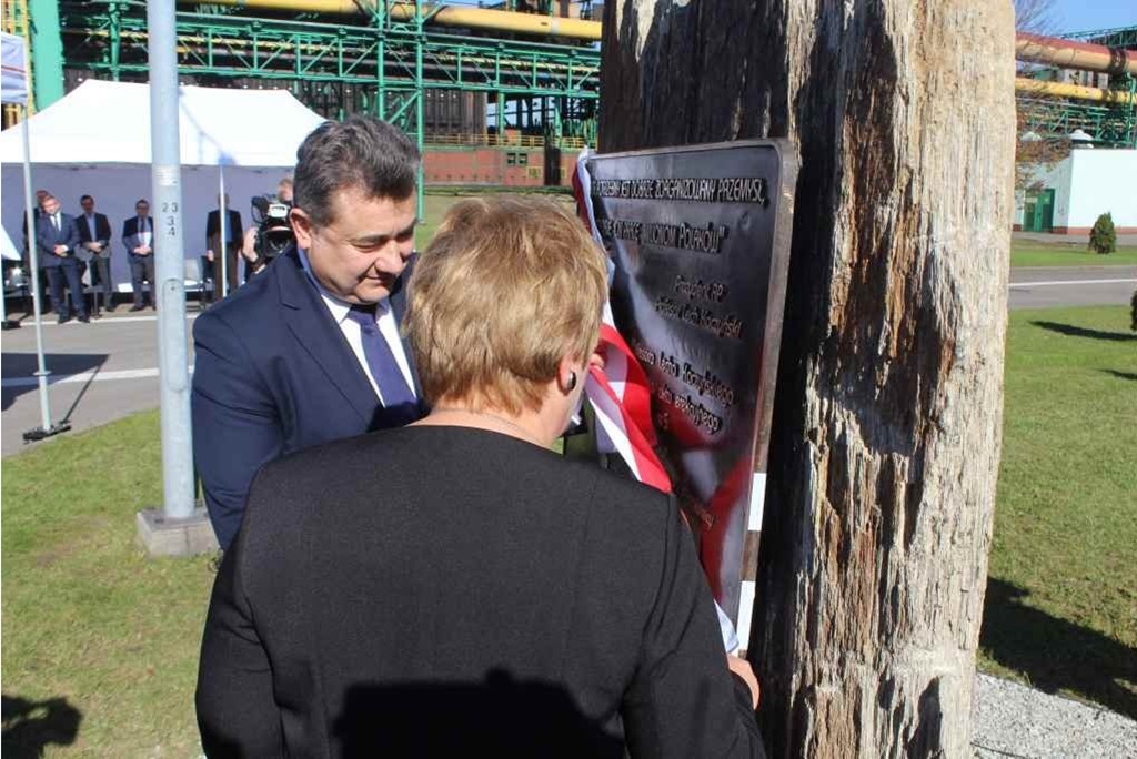 Odsłonięcie tablicy upamiętniającej wizytę Lecha Kaczyńskiego - fot. Łukasz Kasprzyk