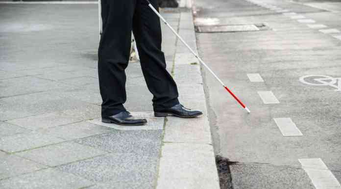 Niewidomi w Zagłębiu: Za dużo tu schodów i słupków, a za mało życzliwości Niewidomy - fot. Fotolia
