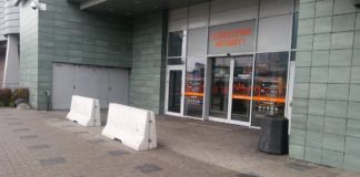 Betonowe zapory przed centrum handlowym Plaza w Sosnowcu - fot. MZ