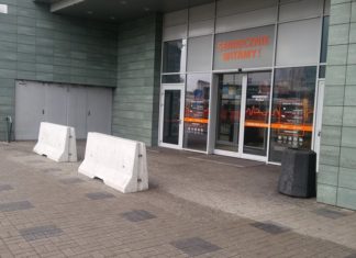 Betonowe zapory przed centrum handlowym Plaza w Sosnowcu - fot. MZ