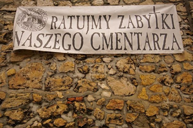 Kwesta na będzińskim cmentarzu - fot. Roman Kowenia / Towarzystwo Przyjaci&oacute;ł Będzina