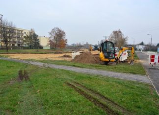 Powstają nowe miejsca parkingowe w Łęknicach - fot. Dariusz Nowak