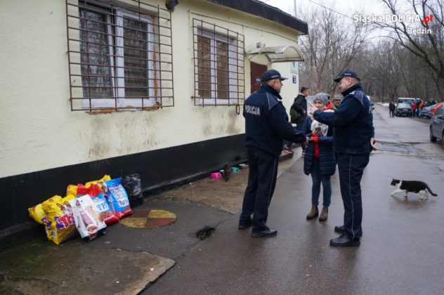 Policjanci wsparli sosnowieckie schronisko - fot. KPP Będzin