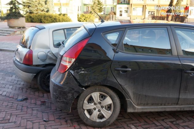 Kierowca BMW staranował 11 zaparkowanych samochod&oacute;w - fot. KMP Dąbrowa G&oacute;rnicza