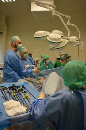Operacja laparoskopowego usunięcia guza jelita – fot. Leszek Szymczyk/PZZOZ