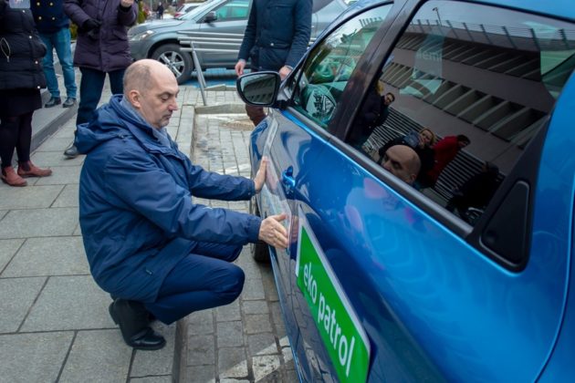 Straż Miejska w Jaworznie testuje samochód elektryczny - fot. UM Jaworzno