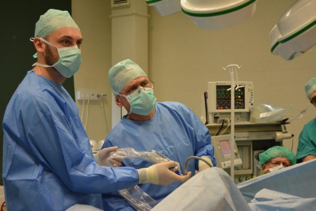 Operacja laparoskopowego usunięcia guza jelita – fot. Leszek Szymczyk/PZZOZ