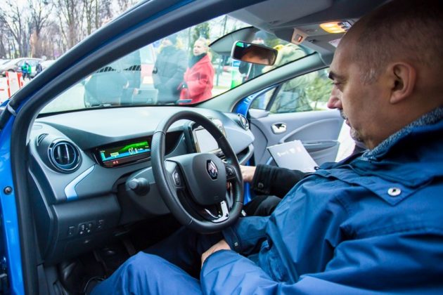 Straż Miejska w Jaworznie testuje samochód elektryczny - fot. UM Jaworzno