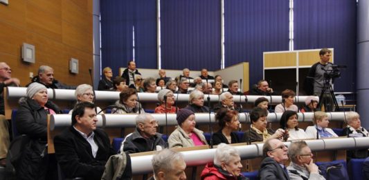 Sesja Rady Miejskiej w Dąbrowie Górniczej w sprawie opłaty adiacenckiej - fot. AR