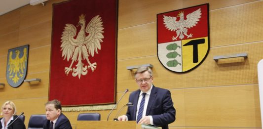 Sesja Rady Miejskiej w Dąbrowie Górniczej w sprawie opłaty adiacenckiej - fot. AR