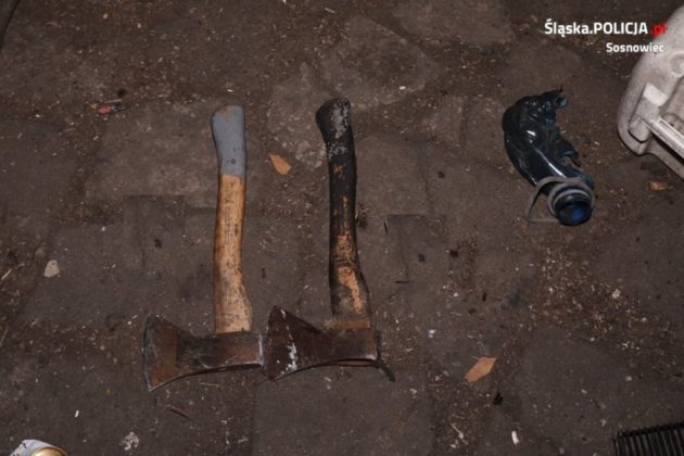 Zaatakowali policjant&oacute;w siekierami - fot. KMP Sosnowiec