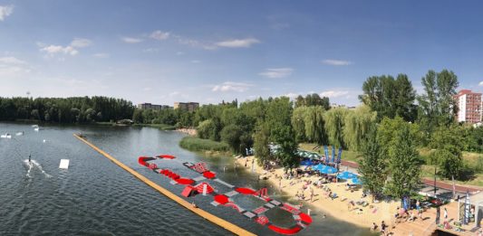 Wodny tor przeszkód - fot. Wake Zone Stawiki
