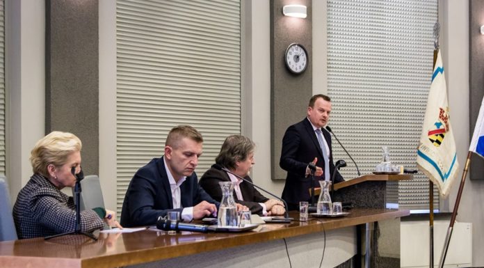 Sejmowa Komisja Zdrowia rozmawiała w Sosnowcu o smogu Sejmowa Komisja Zdrowia w Sosnowcu – fot. Maciej Łydek/UM Sosnowiec