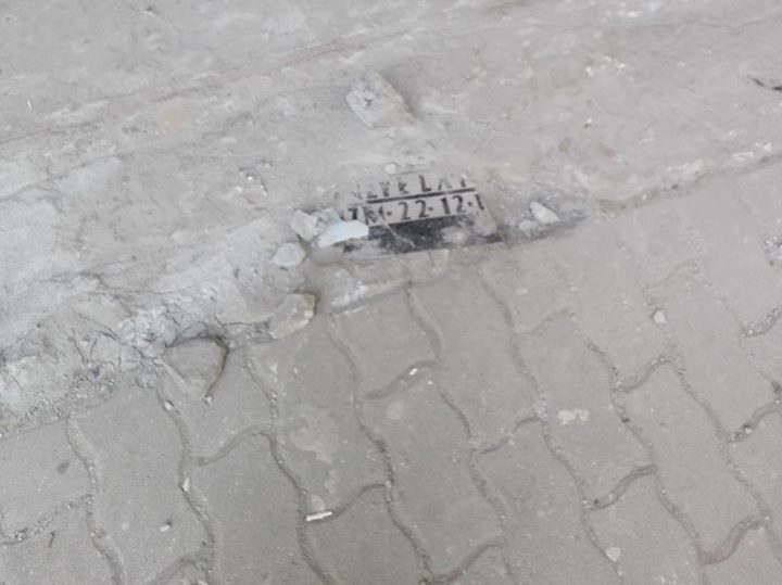 Fragment płyty nagrobnej odkryty w czasie remontu na osiedlu Manhattan - fot. Facebook