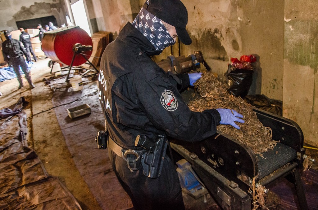 Sosnowiec_krajalnia_4 Nielegalna fabryka tytoniu w Sosnowcu - fot. CBŚP