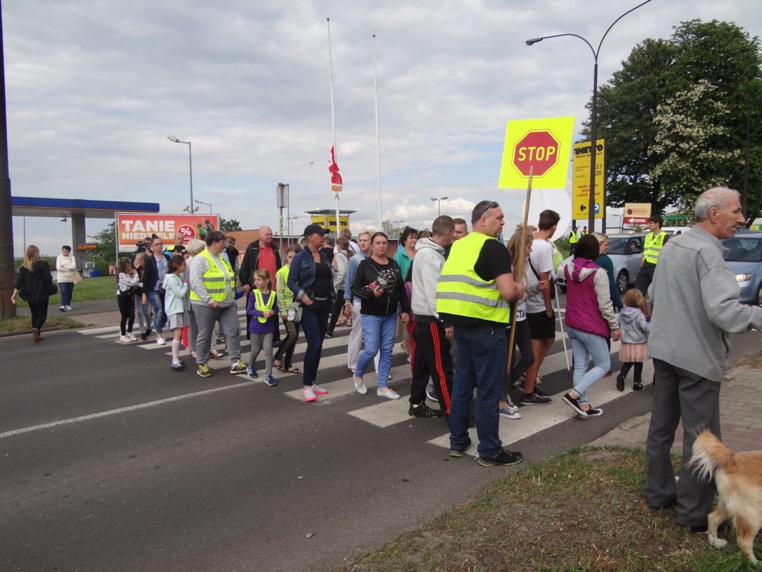 Mieszkańcy Będzina zablokowali ulicę po tragicznym w skutkach wypadku na al. Kołataja - fot. archiwum prywatne