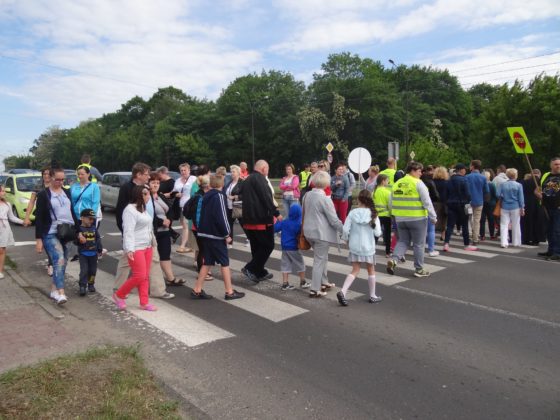 Mieszkańcy Będzina zablokowali ulicę po tragicznym w skutkach wypadku na al. Kołataja - fot. archiwum prywatne