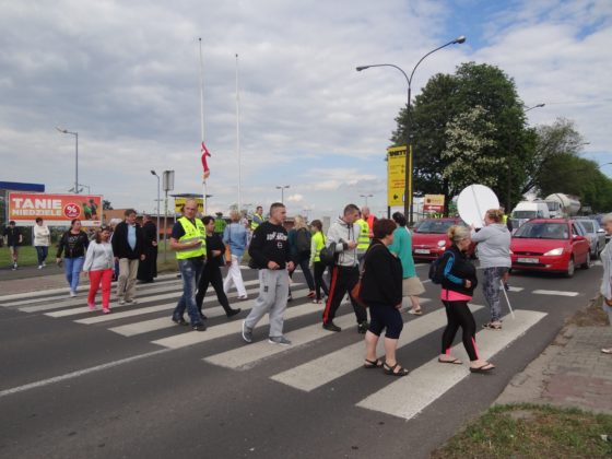 Mieszkańcy Będzina zablokowali ulicę po tragicznym w skutkach wypadku na al. Kołataja - fot. archiwum prywatne