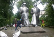 Zdemontowano pomnik żołnierzy Armii Czerwonej. Pierwszą próbę przerwała policja Pomnik żołnierzy Armii Czerwonej w Łośniu - fot. mat.pras.