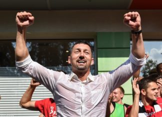 Dariusz Dudek cieszy się z awansu Zagłębia Sosnowiec do Ekstraklasy - fot. Wojciech Rejdych