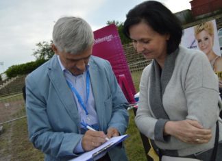 Zbieranie podpisów pod petycją ws. ustawy antyodorowej – fot. MZ