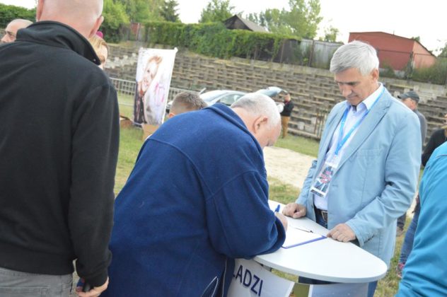Zbieranie podpisów pod petycją ws. ustawy antyodorowej – fot. MZ