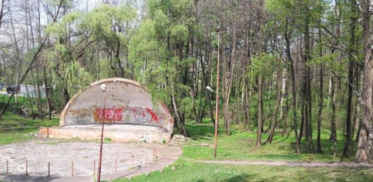 Zrujnowany amfiteatr w Ząbkowicach – fot. AR