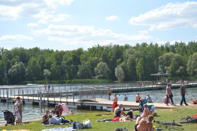 Pływający pomost to kolejna atrakcja sosnowieckich Stawik&oacute;w &ndash; fot. MZ