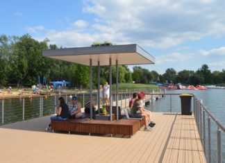 Pływający pomost to kolejna atrakcja sosnowieckich Stawików – fot. MZ