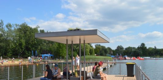 Pływający pomost to kolejna atrakcja sosnowieckich Stawików – fot. MZ