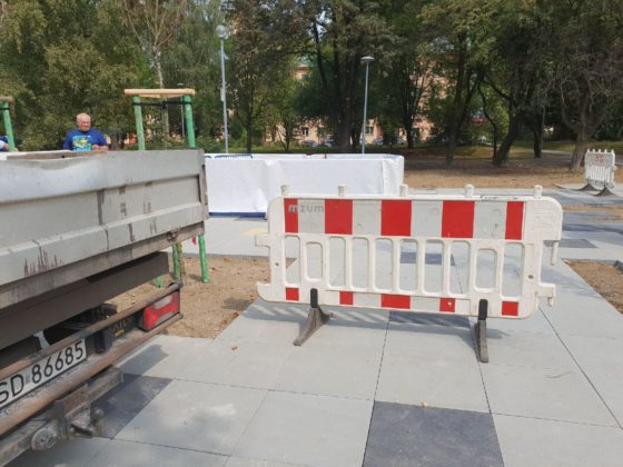 W Dąbrowie Górniczej samochód zapadł się w nowej fontannie – fot. mat.pras.