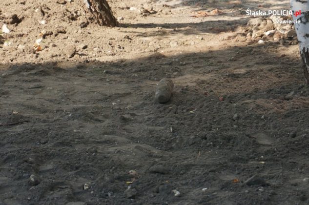 Pocisk artyleryjski na osiedlu w Zawierciu &ndash; fot. Policja