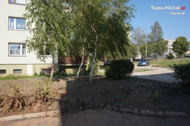 Pocisk artyleryjski na osiedlu w Zawierciu &ndash; fot. Policja