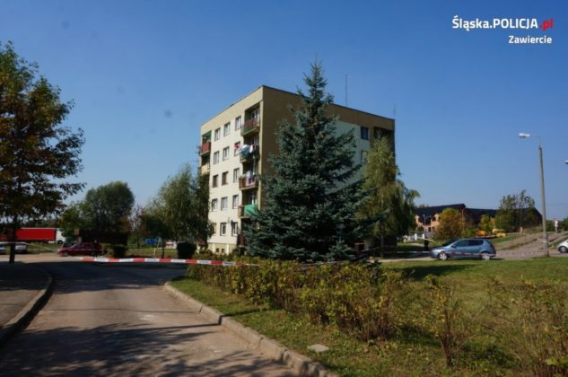 Pocisk artyleryjski na osiedlu w Zawierciu &ndash; fot. Policja