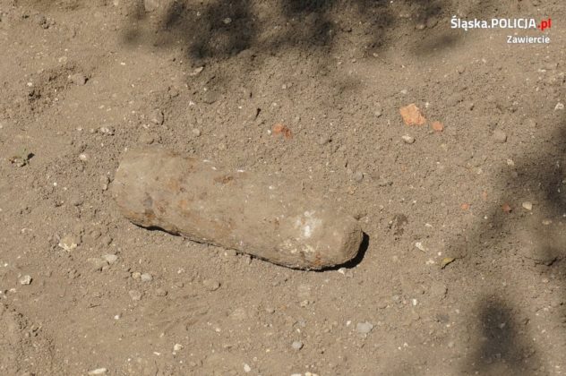 Pocisk artyleryjski na osiedlu w Zawierciu &ndash; fot. Policja