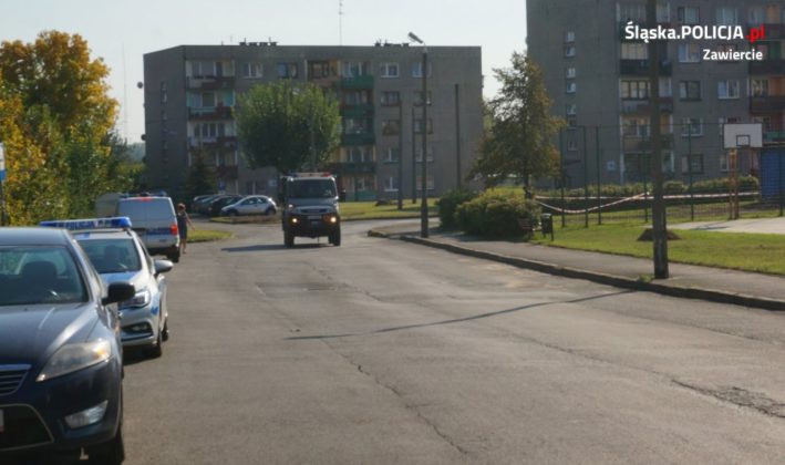 Pocisk artyleryjski na osiedlu w Zawierciu &ndash; fot. Policja