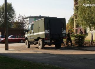 Pocisk artyleryjski na osiedlu w Zawierciu – fot. Policja