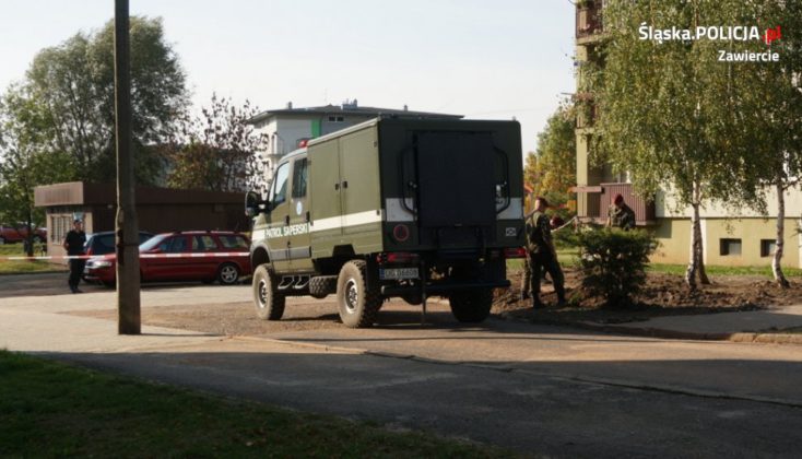 Pocisk artyleryjski na osiedlu w Zawierciu &ndash; fot. Policja